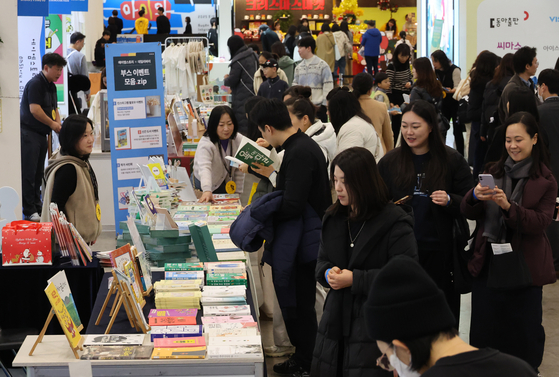 '2025 부산국제아동도서전'이 지난 11일부터 오는 14일까지 부산 해운대구 벡스코 제1전시장에서 열린다. 개막 첫날 이 곳을 찾은 관람객들이 다양한 아동 도서를 살펴보고 있다. 송봉근 객원기자 