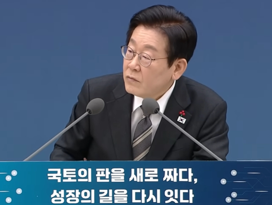 이재명 대통령이 12일 업무보고를 받던 중 이학재 인천국제공항공사 사장에게 업무 미흡을 지적하고 있다. 사진 JTBC 