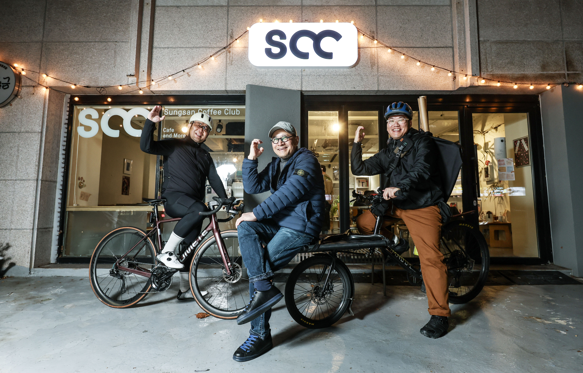 친환경 배송 서비스 '그리디' 를 만들어 가는 김형주 콘텐츠 총괄, 강송규-김의호 공동대표가 자전거 메신저들의 사랑방인 서울시 마포구의 한 카페에서 '그리디~'를 외치고 있다. 김성룡 기자