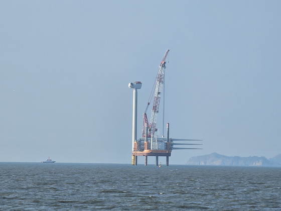 전남 신안군 자은도에서 약 9㎞ 떨어진 공유수면에 조성된 ‘전남해상풍력 1단지’ 풍력발전기 설치 당시 모습. 최경호 기자