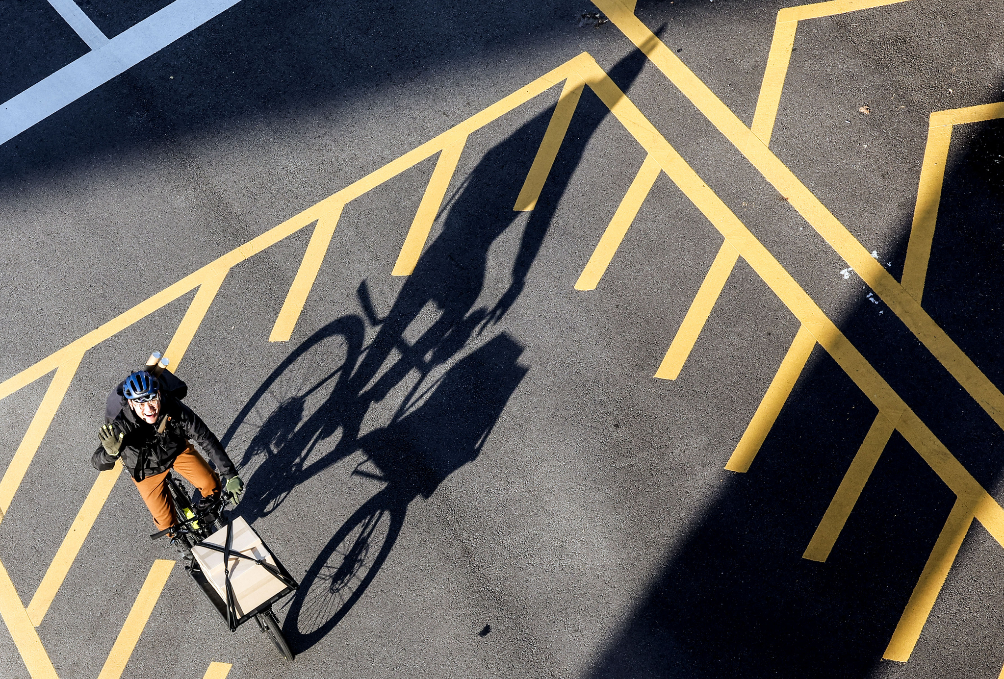 친환경 배송 서비스 '그리디'의 김의호 공동대표가 서울역 인근 도로를 달리고 있다. 김성룡 기자