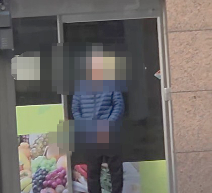 지난달 2일 오후 3시 37분쯤 서울 강서구 염창동의 한 아파트 상가 앞 버스정류장 옆에서 음란행위를 한 80대 남성. 사진 독자, 연합뉴스 