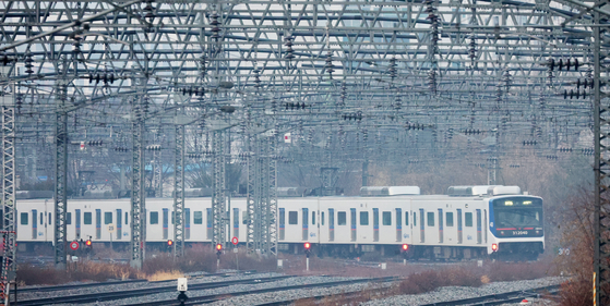 11일 경기 오산시 수도권 전철 1호선 서동탄역으로 전동차가 들어오고 있다. 한국철도공사(코레일)는 전국철도노동조합이 파업을 유보함에 따라 모든 열차를 정상 운행한다고 밝혔다. 뉴스1