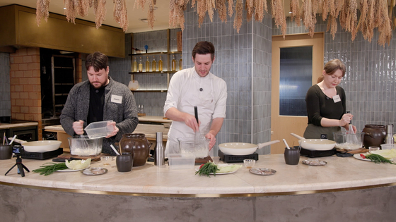 미쉐린 가이드 2스타 레스토랑 ’에빗(EVETT)‘의 오너 셰프인 조셉 리저우드(Joseph LIDGERWOOD)는 15일 첫방송 하는 ’Joseph‘s A LITTLE TOO SPECIAL K-FOOD CLASS’에서 한국 요리 선생님으로 나섰다. 사진 아리랑TV