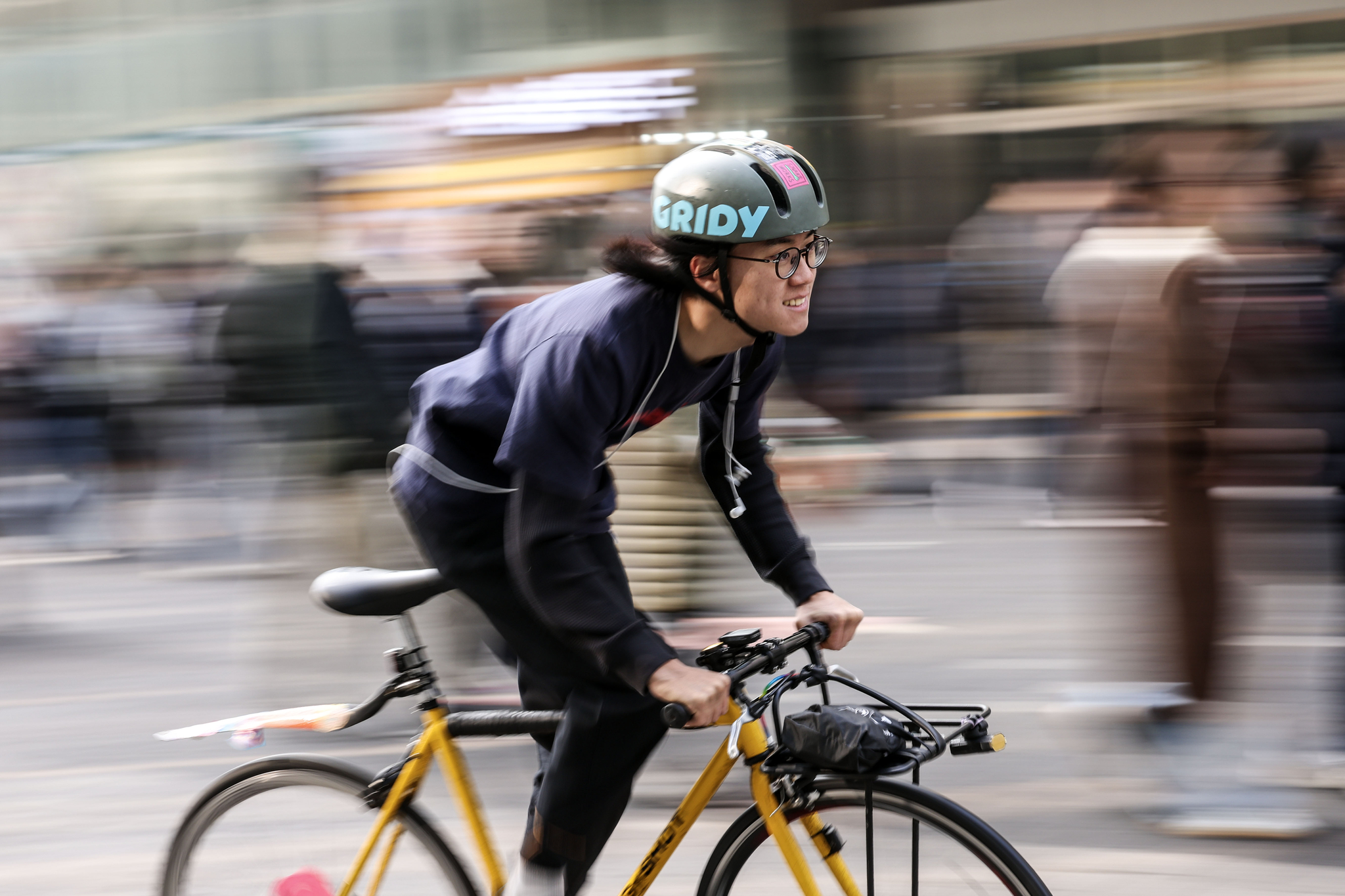 자전거 메신저 강민재(19)씨가 서울 마포구에서 자전거를 타고 있다. 김성룡 기자