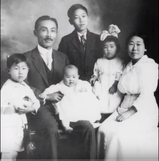 1918년 안창호 선생의 가족사진. 왼쪽부터 안필선, 안창호 선생, 안수라, 안필립, 안수산, 이혜련 여사. [사진 대한인국민회 기념재단]