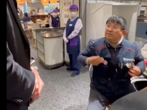 롯데백화점 보안요원에 항의하는 이김춘택 금속노조 거제·통영·고성 조선하청지회 사무장. 사진 엑스(X) 캡처