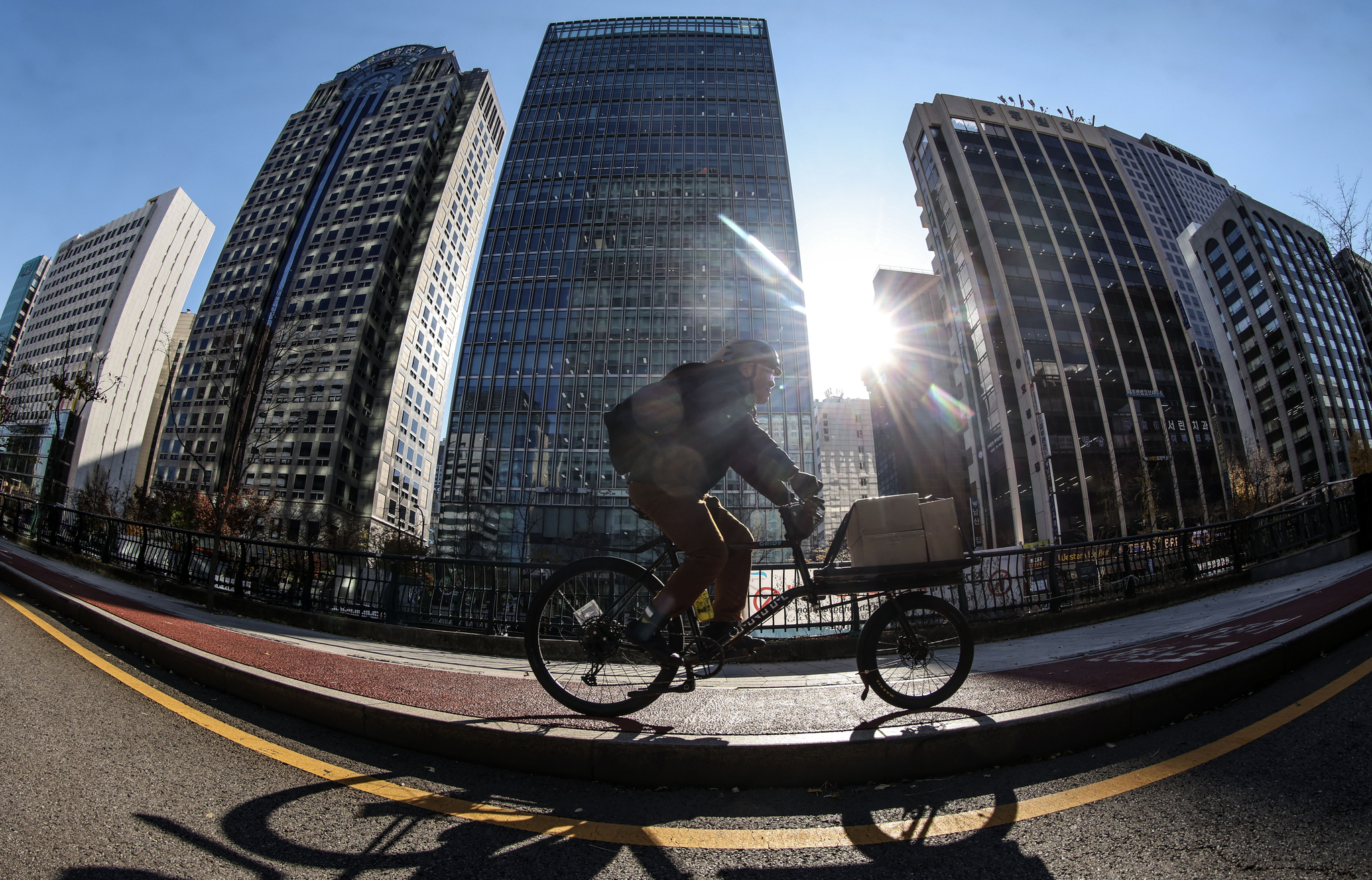 청계천을 달리는 김의호 그리디 공동대표. 김성룡 기자