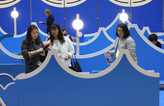 지난 11일 '2025 부산국제아동도서전'을 찾은 관람객이 '아이와 바다' 주제 전시장에서 전시된 책을 보고 있다. 송봉근 객원기자 