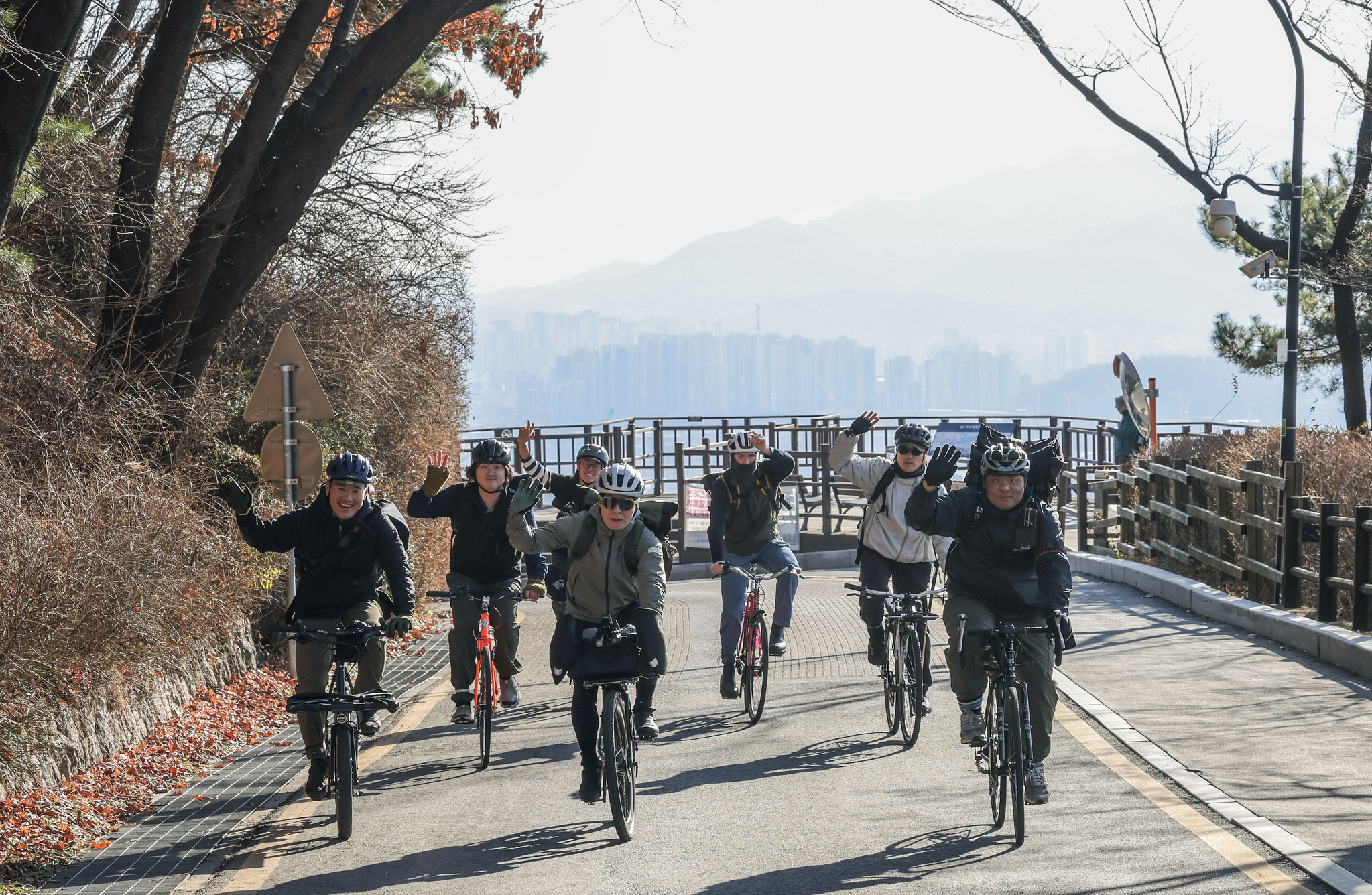 그리디에 참여하는 자전거 메신저들이 서울 남산에서 단체 라이딩을 하고 있다. 김성룡 기자