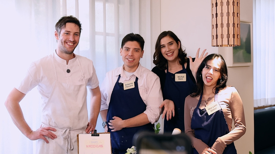 조셉 리저우드(Joseph LIDGERWOOD)가 ’Joseph‘s A LITTLE TOO SPECIAL K-FOOD CLASS’에서 만난 수강생들과 포즈를 취하고 있다. 사진 아리랑TV