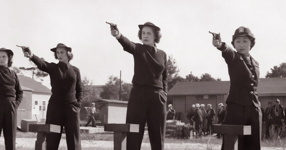 제2차 세계대전 당시 미국 해군 장교였던 안창호 선생의 장녀 안수산(오른쪽)이 동료들과 사격 훈련을 하고 있다. [사진 PBS 홈페이지 캡처]