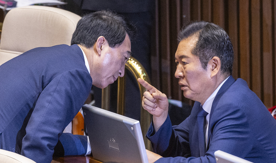 정청래(오른쪽) 민주당 대표와 박수현 당 수석대변인. 연합뉴스