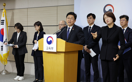 지난 12일 세종시 정부세종청사에서 최교진 교육부 장관이 대통령 업무보고 뒤 기자회견을 하고 있다. 사진 교육부