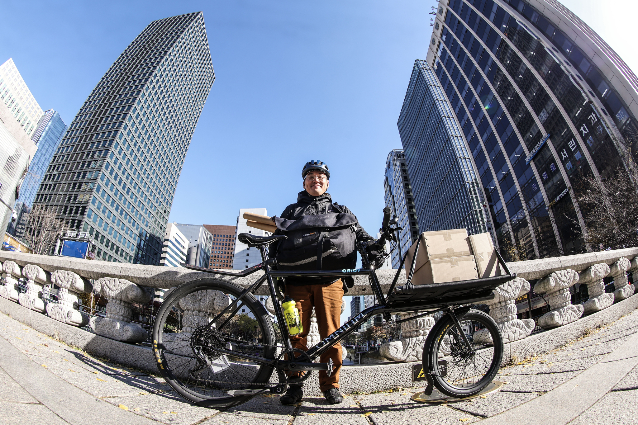 친환경 배송 서비스 '그리디' 김의호 공동대표는 비교적 부피가 큰 화물도 배송할 수 있도록 짐받이가 달린 카고 바이크를 탄다. 김성룡 기자