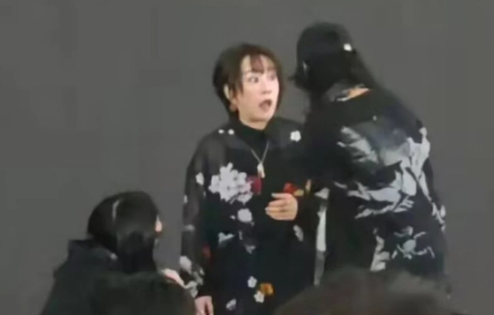 지난달 28일 중국 상하이에서 일본 여가수 오쓰키 마키는 애니메이션 ‘원피스’의 주제곡을 부르던 중 갑자기 퇴장됐다. [사진 유튜브 캡처]