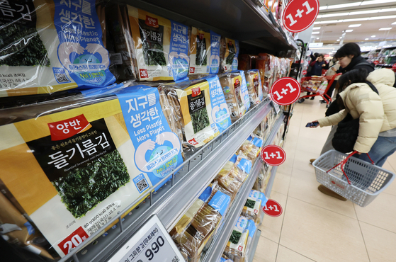 한국 김의 최대 해외 수요처인 미국이 우리 김에 대한 관세를 면제한 것으로 알려진 14일 서울의 한 마트에 김 상품이 진열되어 있다. 연합뉴스