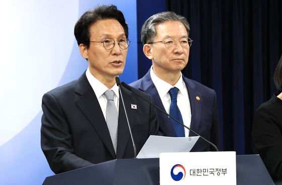 김민석 국무총리와 정성호 법무부 장관이 지난달 18일 서울 종로구 정부서울청사에서 론스타 ISDS 취소 신청 결과 관련 긴급 브리핑을 하고 있다. 뉴스1