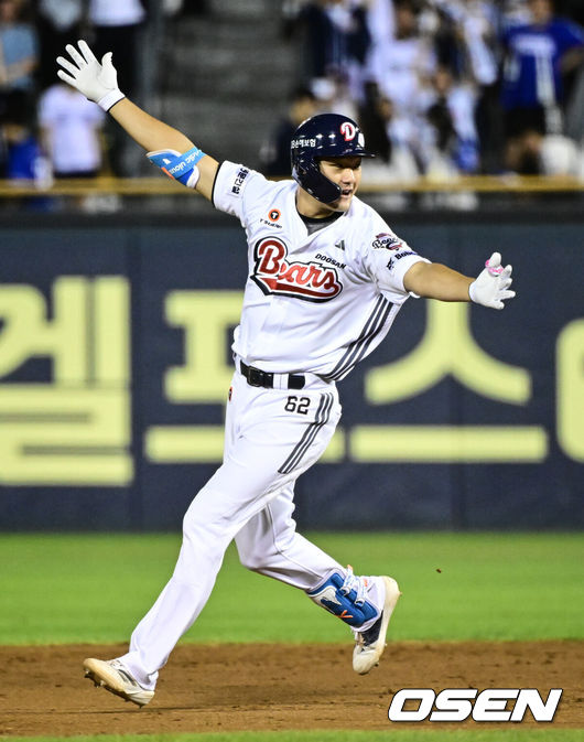 [OSEN=잠실, 조은정 기자]프로야구 두산 베어스가 5연패 사슬을 끊었다. 삼성 라이온즈의 질주도 막았다.두산은 28일 잠실구장에서 열린 삼성 라이온즈와 홈경기에서 7-6 승리를 거뒀다. 연장 10회말 안재석의 끝내기가 나왔다. 전날(27일) 1-14 완패를 당한 두산은 5연패에서 벗어났다. 반면 삼성의 질주는 5연승까지였다.두산 안재석이 연장 10회말 1,2루에서 끝내기 안타를 날린 뒤 기뻐하고 있다. 2025.08.28 /cej@osen.co.kr