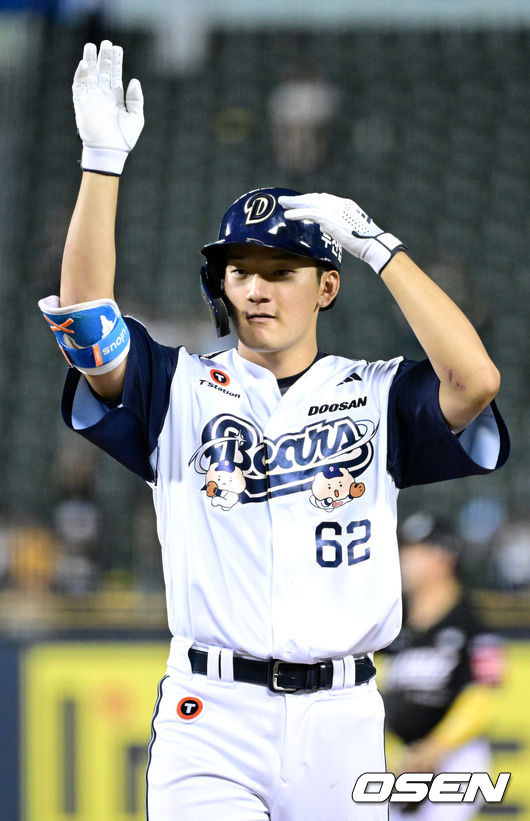 [OSEN=잠실, 최규한 기자] 22일 서울 잠실야구장에서 ‘2025 신한 SOL Bank KBO리그’ 두산 베어스와 KT 위즈의 경기가 열렸다.홈팀 두산은 최민석, 방문팀 KT는 헤이수스를 선발로 내세웠다.5회말 1사 1, 3루 상황 두산 안재석이 동점 1타점 적시타를 날리고 1루에 안착해 기뻐하고 있다. 2025.08.22 / dreamer@osen.co.kr