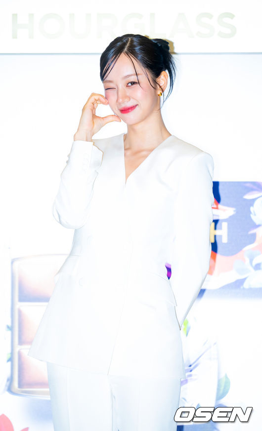 [OSEN=민경훈 기자] 24일 오전 서울 여의도 더현대 서울에서 아워글래스 팝업 스토어 포토콜 행사가 진행됐다.이날 행사에는 그룹 걸스데이 출신 배우 혜리가 참석했다.혜리가 입장하며 포즈를 취하고 있다. 2025.10.24 / rumi@osen.co.kr