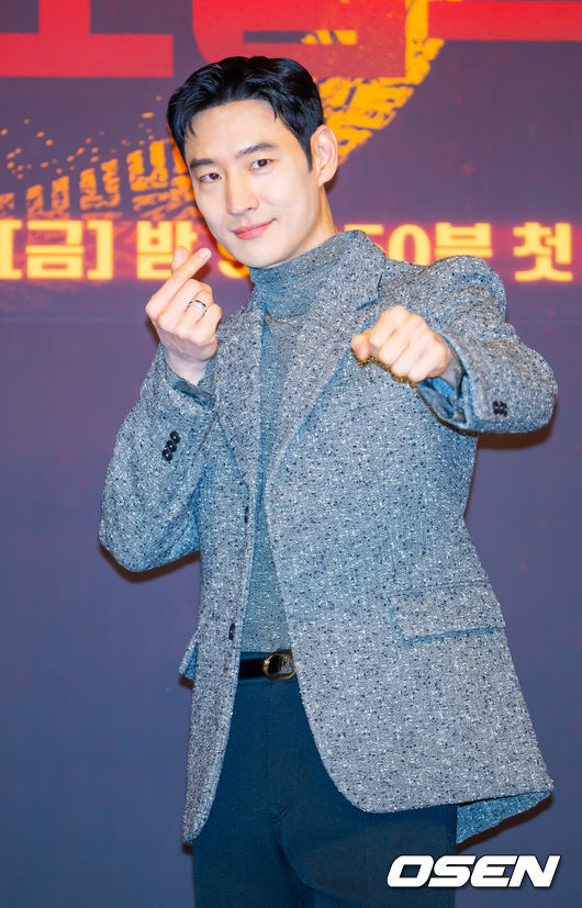 [OSEN=민경훈 기자] 18일 오후 서울 양천구 목동 SBS 방송센터 SBS홀에서 SBS 금토드라마 ‘모범택시3’ 제작발표회가 열렸다.배우 이제훈, 김의성, 표예진, 장혁진, 배유람 주연의 드라마 ‘모범택시3’는 동명의 웹툰을 원작으로 한 시리즈물로, 베일에 가려진 택시회사 무지개 운수와 택시기사 김도기가 억울한 피해자를 대신해 복수를 완성하는 사적 복수 대행극이다.배우 이제훈이 포즈를 취하고 있다. 2025.11.18 / rumi@osen.co.kr