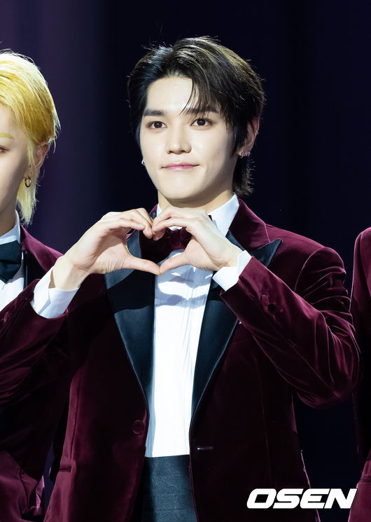 [OSEN=인천, 민경훈 기자] 25일 오후 인천 중구 영종도 인스파이어 엔터테인먼트 리조트 2023 SBS 가요대전 레드카펫 포토월 행사가 열렸다.NCT127 태용이 입장하며 포즈를 취하고 있다. 2023.12.25 / rumi@osen.co.kr