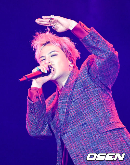 [OSEN=인천, 이대선 기자] 4일 인천 잭 니클라우스 골프 클럽 코리아(파72)에서 쿠팡플레이와 함께하는 리브(LIV) 골프 코리아(총상금 2500만 달러) 최종라운드 경기가 열렸다.가수 지드래곤이 축하무대를 펼치고 있다. 2025.05.04 /sunday@osen.co.kr