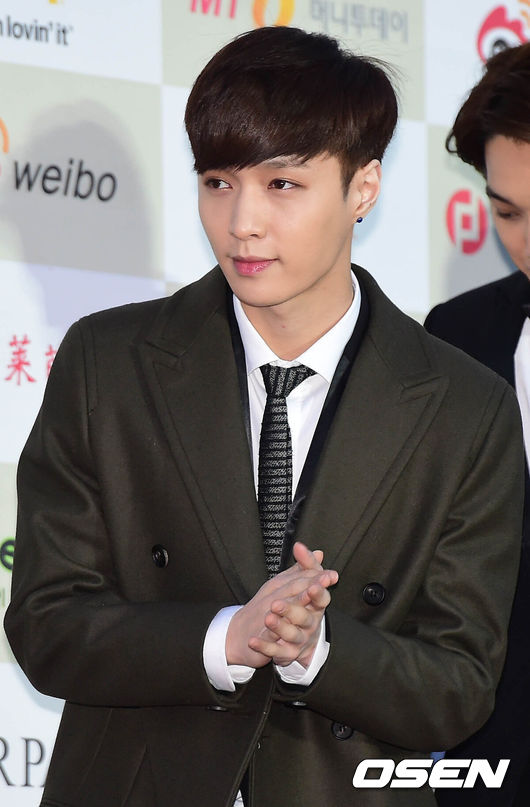 [OSEN=백승철 기자] 28일 오후 서울 올림픽 체조경기장에서 열린 '제4회 가온차트 K-POP 어워드' 레드카펫 행사에서 엑소 레이가 포토타임을 갖고 있다.이번 시상식에는 지난 2014년 K-POP 열풍의 주역들이 총 출동, 화려한 무대까지 선보일 예정이어서 기대를 더하고 있다. 데뷔 만 10년째를 맞은 슈퍼주니어, 대세 보이그룹 엑소, 무서운 신예 위너 등을 포함, 블락비 방탄소년단 카라 2NE1 걸스데이 씨스타 에이핑크 AOA EXID 마마무 등 인기 아이돌그룹들이 총 출격한다.제4회 가온차트 K-POP 어워드는 1~3회 때와 마찬가지로 가온차트에서 집계한 정확하고 객관적인 데이터(디지털 음원, 음반 판매량)를 바탕으로 지난 2014년 한 해 동안 각 달 음원 1위 가수 12팀, 각 분기 최다 음반 판매 가수 4팀 등 총 16팀에 올해의 가수상을 준다. / baik@osen.co.kr