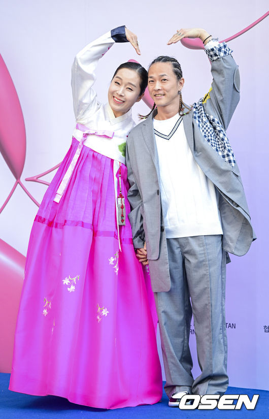 [OSEN=최규한 기자]19일 서울 중구 동대문디자인플라자(DDP)에서 2023F/W서울패션위크 ‘이상봉' 컬렉션 포토콜 행사가 열렸다.팝핀현준-박애리 부부가 행사에 참석해 포즈를 취하고 있다. 2023.03.19 / dreamer@osen.co.kr