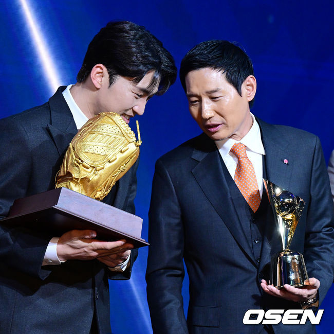 박해민과 초대 KBO 감독상을 수상한 LG 염경엽 감독