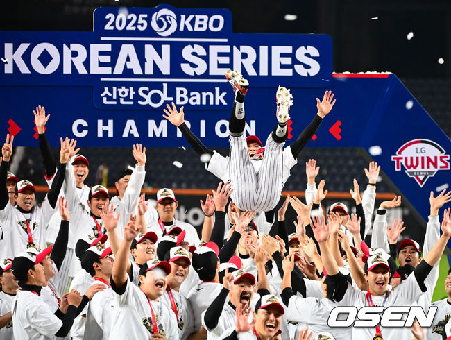 동료선수들에게 헹가래를 받는 캡틴 박해민