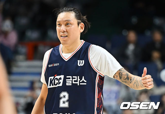 [OSEN=부산, 이석우 기자] 14일 부산 사직체육관에서 2025-2026 LG전자 프로농구 부산 KCC와 안양 정관장의 경기가 열렸다.정관장전 2전 전패를 기록중인 KCC에 최준용이 무릎 부상 털고 돌아왔다.부산 KCC 최준용이 엄지척을 하고 있다. 2025.12.14 / foto0307@osen.co.kr