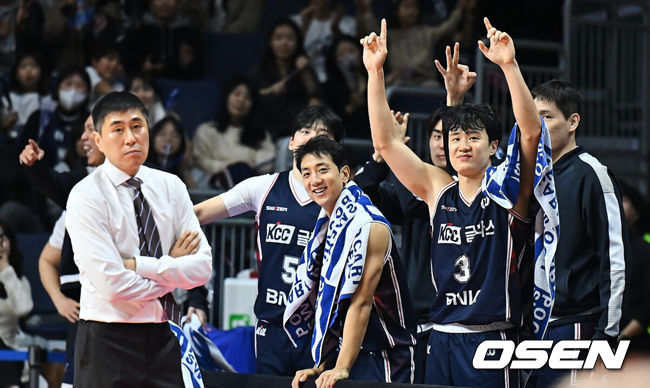 [OSEN=부산, 이석우 기자] 14일 부산 사직체육관에서 2025-2026 LG전자 프로농구 부산 KCC와 안양 정관장의 경기가 열렸다.정관장전 2전 전패를 기록중인 KCC에 최준용이 무릎 부상 털고 돌아왔다.부산 KCC 허웅과 선수들이 이주영의 3점슛 성공에 환호하고 있다. 2025.12.14 / foto0307@osen.co.kr