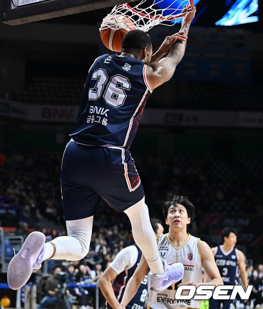 [OSEN=부산, 이석우 기자] 14일 부산 사직체육관에서 2025-2026 LG전자 프로농구 부산 KCC와 안양 정관장의 경기가 열렸다.정관장전 2전 전패를 기록중인 KCC에 최준용이 무릎 부상 털고 돌아왔다.부산 KCC 숀롱이 파워 넘치는 덩크슛을 성공시키고 있다. 2025.12.14 / foto0307@osen.co.kr
