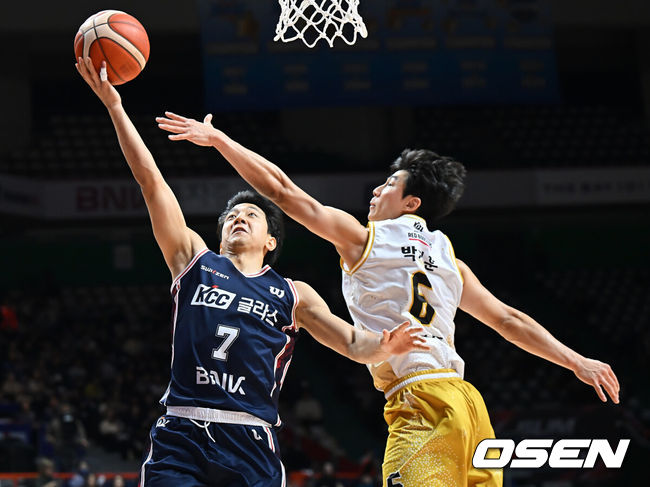 [OSEN=부산, 이석우 기자] 14일 부산 사직체육관에서 2025-2026 LG전자 프로농구 부산 KCC와 안양 정관장의 경기가 열렸다.정관장전 2전 전패를 기록중인 KCC에 최준용이 무릎 부상 털고 돌아왔다.부산 KCC 허훈이 안양 정관장 박지훈의 마크를 피해 골밑슛을 시도하고 있다. 2025.12.14 / foto0307@osen.co.kr