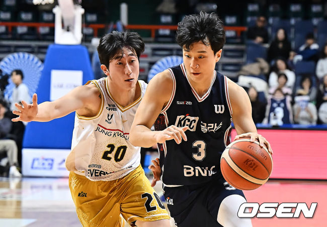 [OSEN=부산, 이석우 기자] 14일 부산 사직체육관에서 2025-2026 LG전자 프로농구 부산 KCC와 안양 정관장의 경기가 열렸다.정관장전 2전 전패를 기록중인 KCC에 최준용이 무릎 부상 털고 돌아왔다.부산 KCC 허웅이 안양 정관장 소준혁의 마크를 피해 골밑돌파를 시도하고 있다. 2025.12.14 / foto0307@osen.co.kr