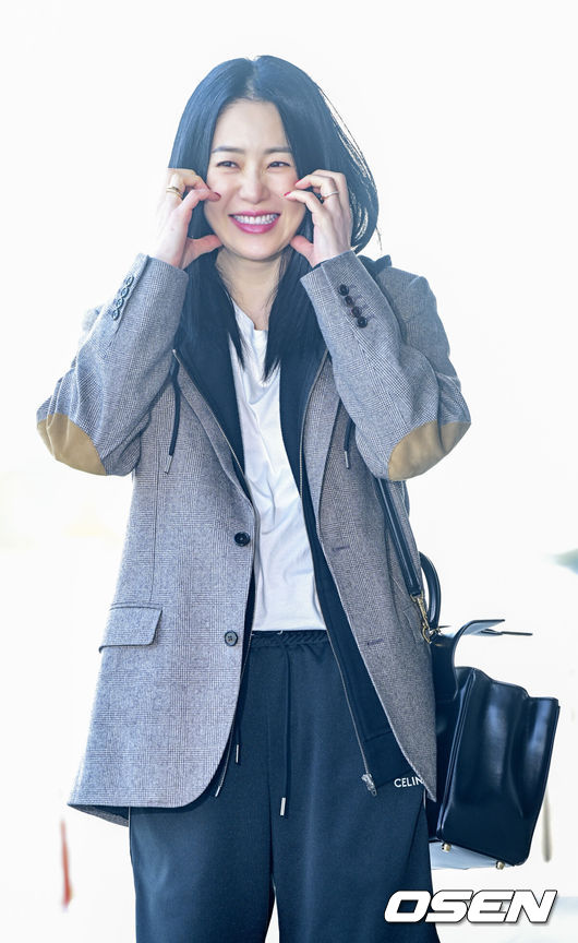 [OSEN=김포공항, 최규한 기자] 배우 고현정이 9일 오후 주얼리 브랜드 행사 참석을 위해 김포공항을 통해 일본으로 출국 했다.고현정이 출국하며 팬들과 취재진을 향해 인사하고 있다. 2024.04.09 / dreamer@osen.co.kr