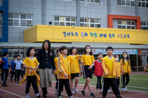 대구 중구 경북대사범대학부설초등학교에서 학생들이 수업 시작 전 '0교시 체육활동'을 하고 있다. [사진 경대사대부초]