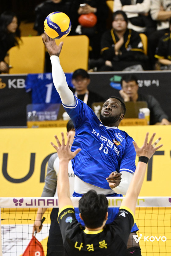 한국전력 베논이 KB손해보험 나경복의 블로킹 벽 위로 강타를 날리고 있다. [사진 KOVO]