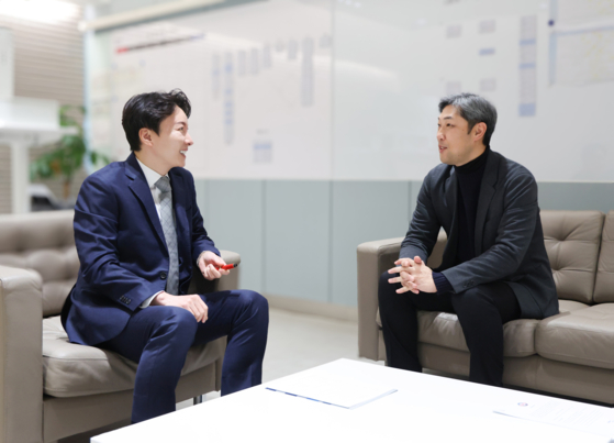 롯데 박준혁 단장(왼쪽)과 카네무라 사토루 투수 총괄이 이야기를 나누고 있다. 사진 롯데 자이언츠