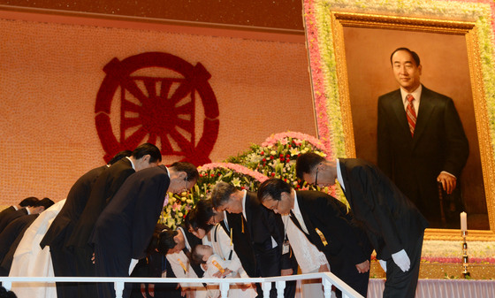 2012년 경기도 가평군 설악면 송산리 청심평화월드센터에 마련된 문선명 통일교 총재 빈소에서 참배객들이 조문하고 있다. 중앙포토