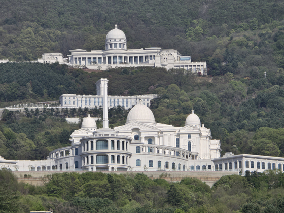 경기 가평군 설악면 미사리로 천정궁(맨 위)과 천원궁 모습. 천정궁은 한학자 세계평화통일가정연합(통일교) 총재가 거주하는 곳이다. 손성배 기자