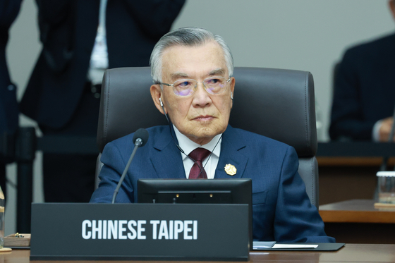 린신이(林信義) 대만 총통부 선임고문이 지난달 31일 경주화백컨벤션센터(HICO)에서 열린 2025 아시아태평양경제협력체(APEC) 정상회의 제1세션에 참석한 모습. 국가명에는 'Chinese Taipei'로 기재돼 있다. 연합뉴스.