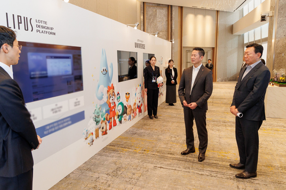 신동빈 롯데그룹 회장과 이돈태 롯데지주 디자인실장(오른쪽 두번째)이 지난 12일 서울 송파구 롯데월드타워에서 열린 ‘2025 롯데 디자인전략회의’에서 롯데의 디자인 전략 및 혁신 사례를 소개하는 전시 부스를 살펴보고 있다. 사진 롯데그룹