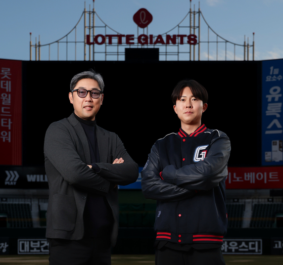 롯데 투수 총괄을 맡은 카네무라 사토루와 아시아쿼터 선수로 영입된 쿄야마 마사야. 사진 롯데 자이언츠