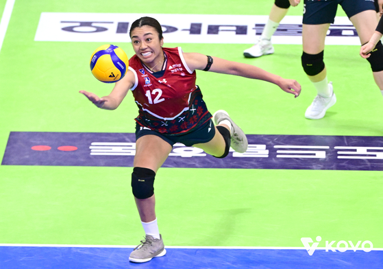 현대건설 자스티스가 원핸드 디그로 아웃될 뻔한 공을 살려내고 있다. [사진 KOVO] 