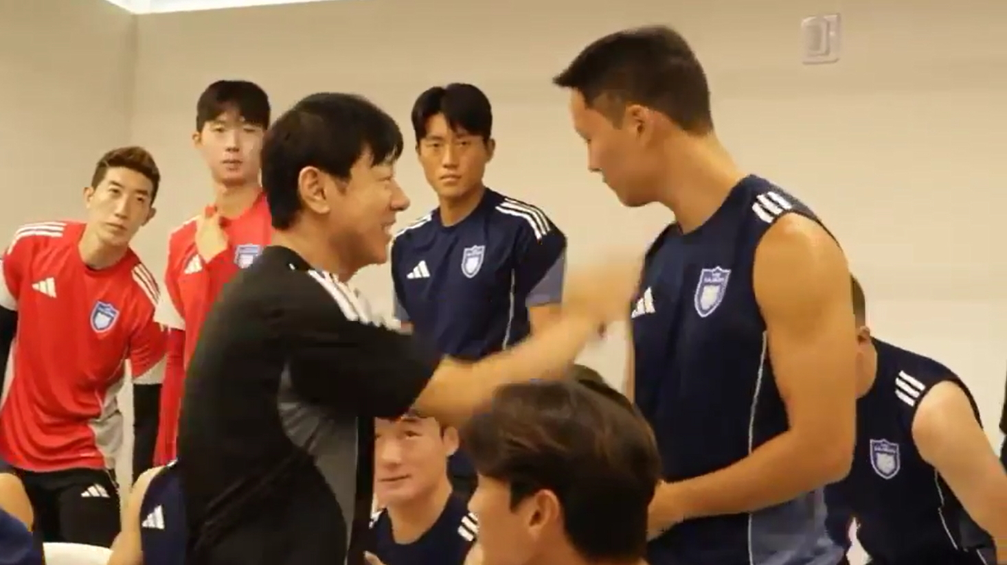 지난 8월 프로축구 울산 HD 상견례 때 신태용(왼쪽) 당시 감독이 수비수 정승현의 뺨에 손을 대고 있다. 