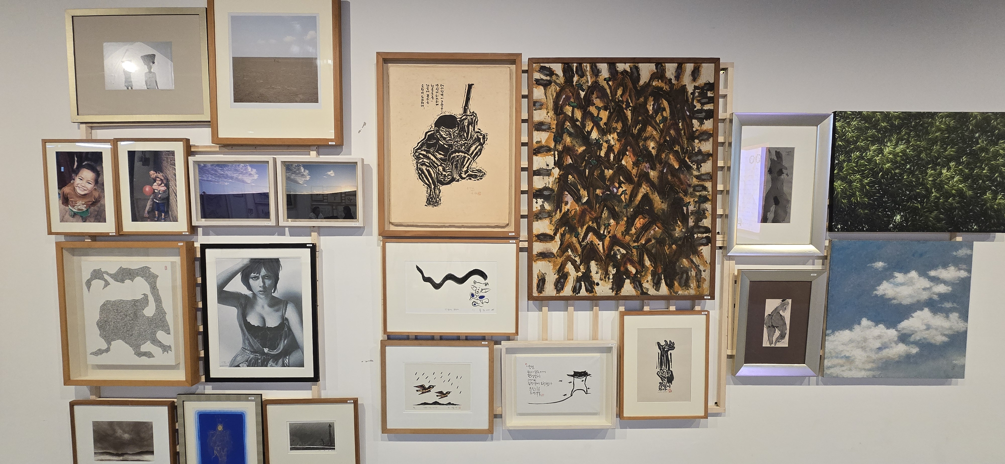 '새벽강에는 은자가 산다' 전시장 모습. 1993년부터 33년간 술집 '새벽강'을 운영해 온 강은자(68)씨가 가게 손님으로 온 가난하고 이름 없는 젊은 예술가들을 응원하기 위해 한 점, 두 점 사서 모은 소장품으로 꾸몄다. 김준희 기자