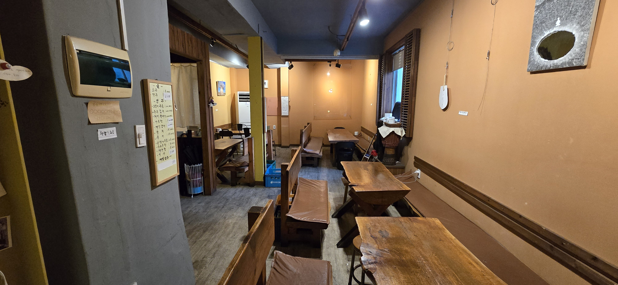 지난 11일 '새벽강' 내부 홀 모습. 평소 가게 벽엔 강은자씨 소장품이 걸려 있다고 한다. 이날은 작품 대부분이 '은자전'을 위해 남부시장에 가 있었다. 김준희 기자